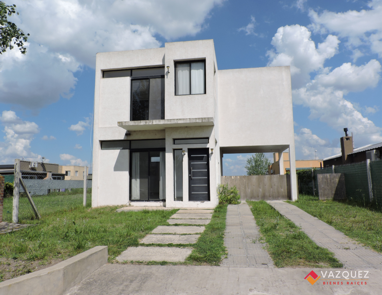 Encantadora casa ubicada en Barrio Laguna Azul