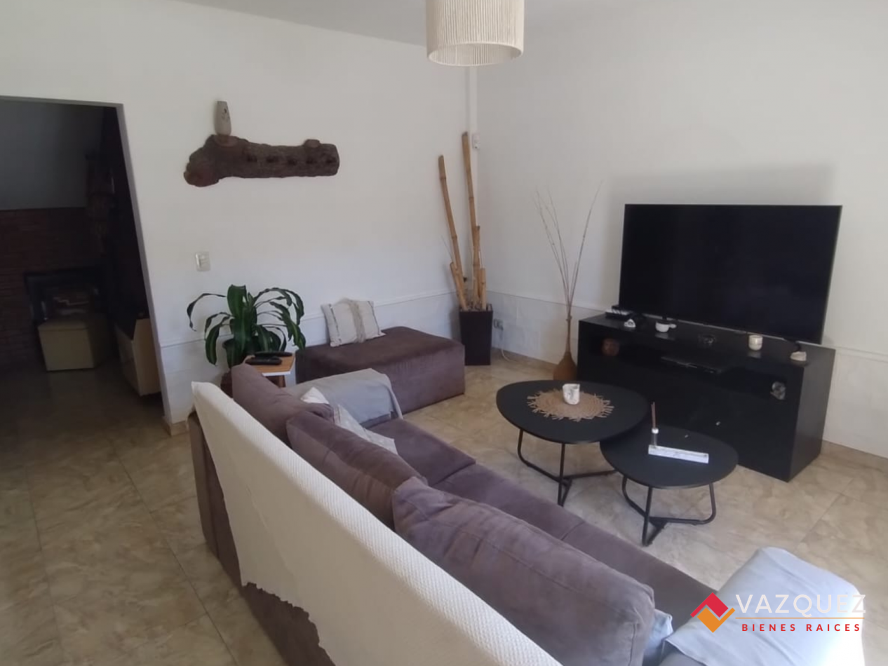 Casa sobre lote propio con parque y quincho con dependencia