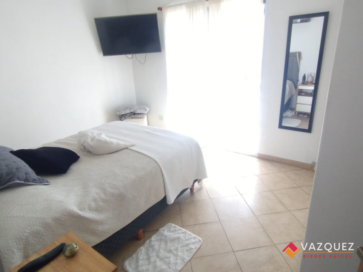 Casa sobre lote propio con parque y quincho con dependencia