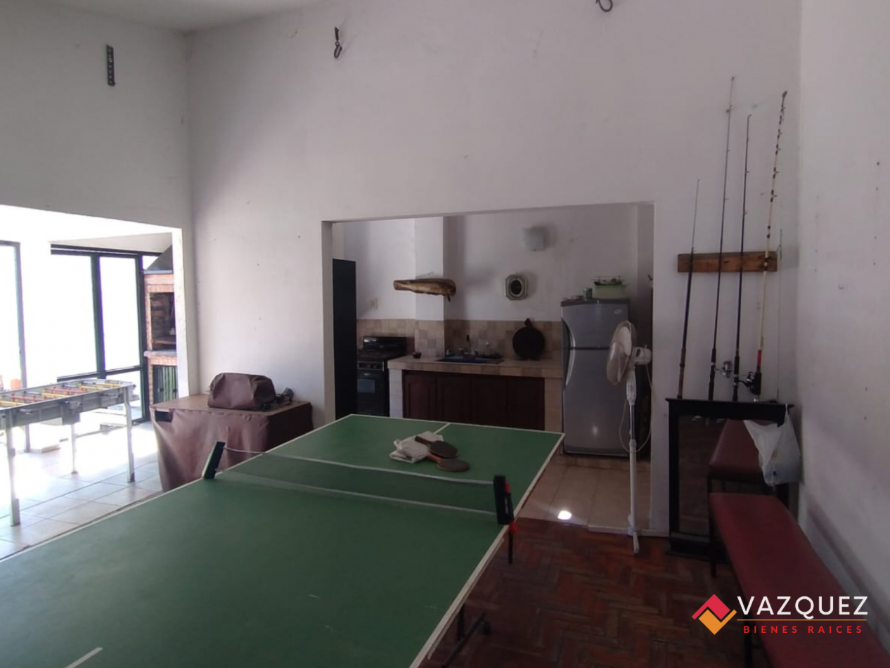Casa sobre lote propio con parque y quincho con dependencia