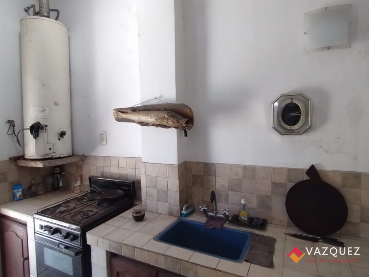 Casa sobre lote propio con parque y quincho con dependencia