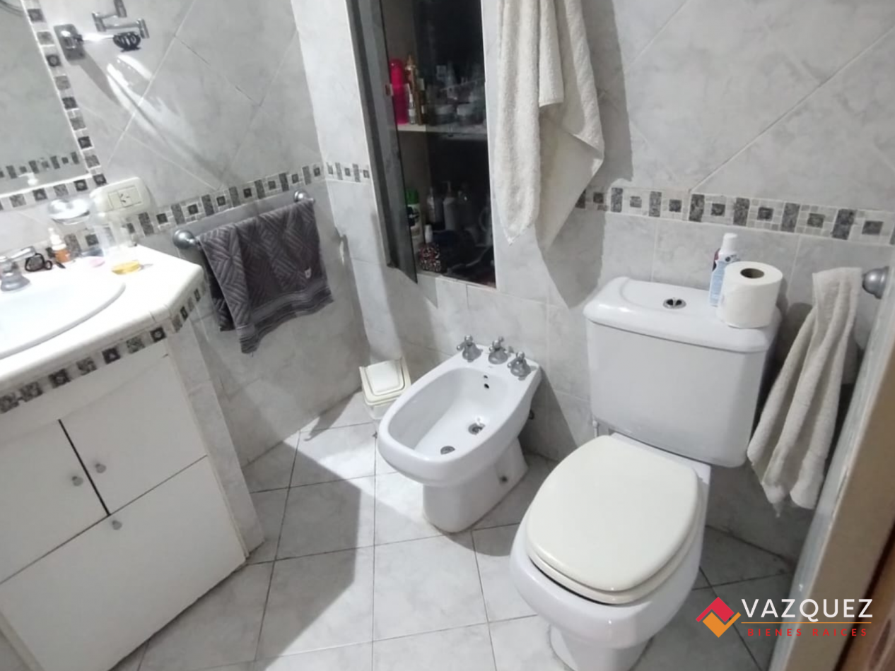 Casa sobre lote propio con parque y quincho con dependencia