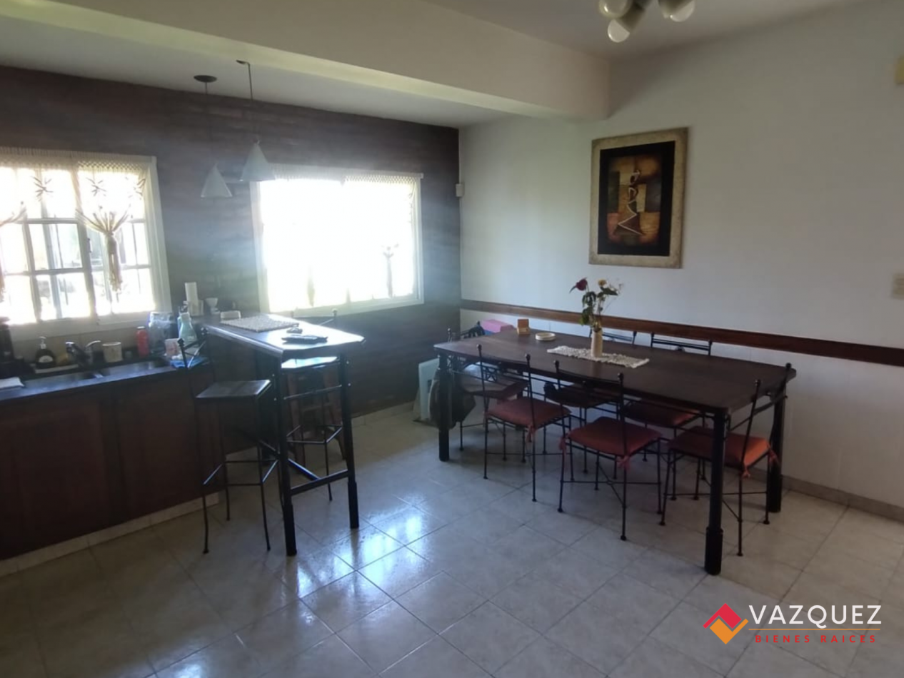 Casa sobre lote propio con parque y quincho con dependencia