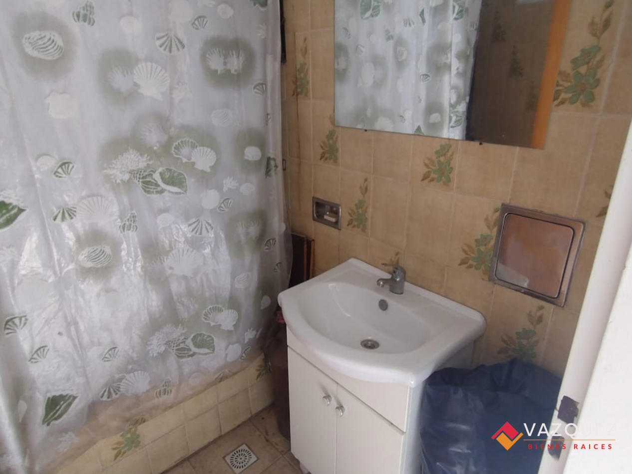 Casa sobre lote propio con parque y quincho con dependencia