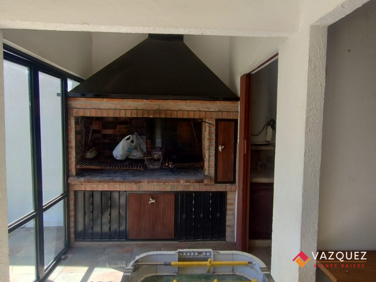 Casa sobre lote propio con parque y quincho con dependencia