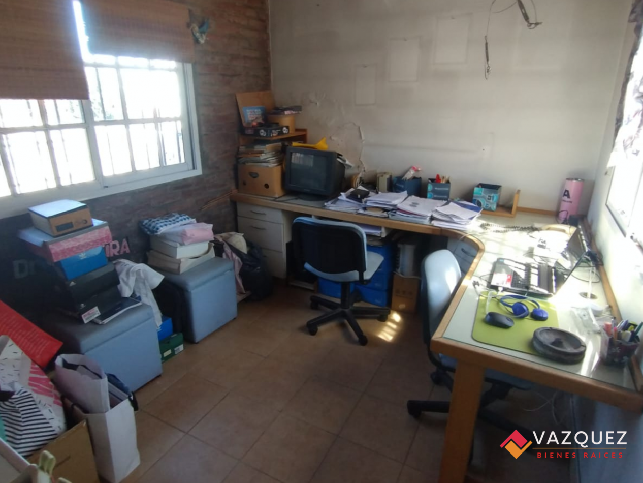 Casa sobre lote propio con parque y quincho con dependencia