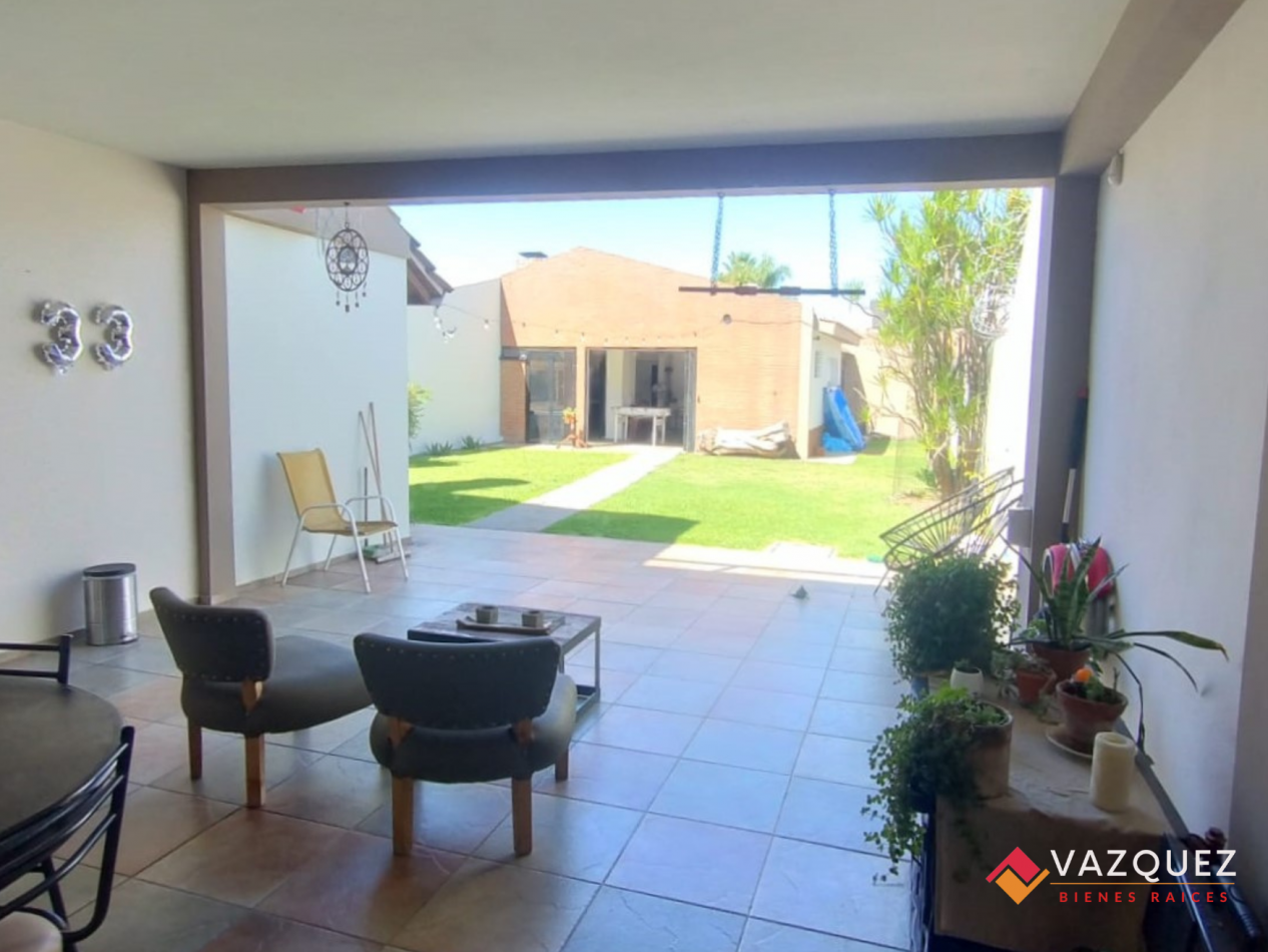 Casa sobre lote propio con parque y quincho con dependencia