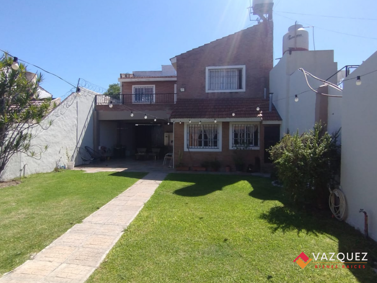 Casa sobre lote propio con parque y quincho con dependencia