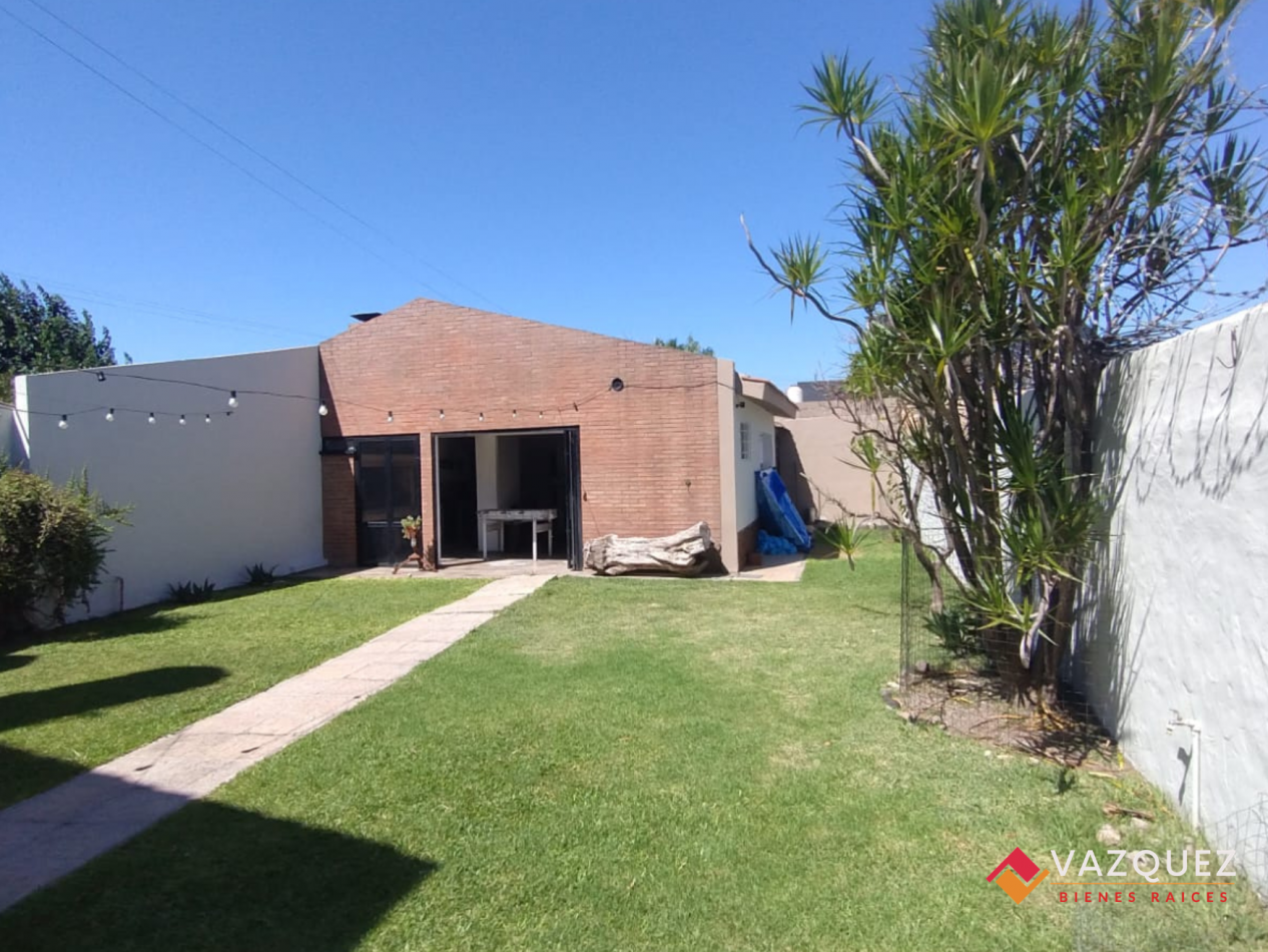 Casa sobre lote propio con parque y quincho con dependencia