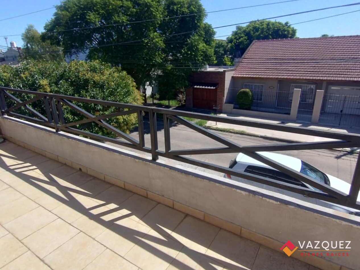 Casa sobre lote propio con parque y quincho con dependencia