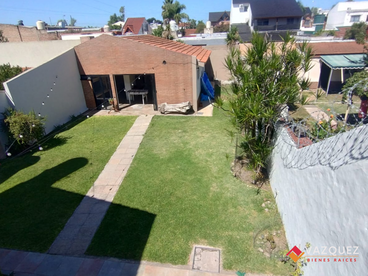 Casa sobre lote propio con parque y quincho con dependencia